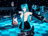 萌新推特00後露臉網紅美少女▌白莉愛吃巧克力▌Cos初音未來 香艷酥乳粉嫩白虎演唱會 精美私拍