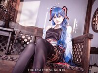 蘿莉嫩妹@超級美穴@白莉愛吃巧克力之甘雨