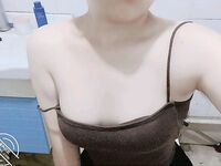 海角社區色女老鼠舔貓咪勾引哥哥亂倫 趁爸媽還沒下班，在沙發上無套強奸哥哥肏死這條小公狗