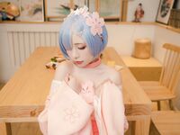 高端ACG業界女神爆機少女▌喵小吉&金魚▌雙模巨獻《從零開始的女體盛宴》超色情舔乳磨穴