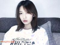 露臉才是王道！推特清純大波翹臀奔放正妹輝夜姬私拍各種反人類調教群P喝尿炮擊多人顏射場面令人乍舌