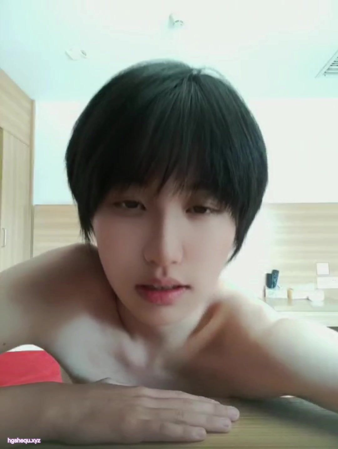 極品蘿莉音聲控露臉反差小嫩妹【比心陪玩小雪】私人高價定製紫薇裸身完成任務 (32)