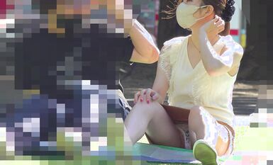 【TP推薦】 公園草坪高清拍攝高顏值口罩女與男友聊天 霸氣外泄白色透明小內內 三角區毛毛濃密