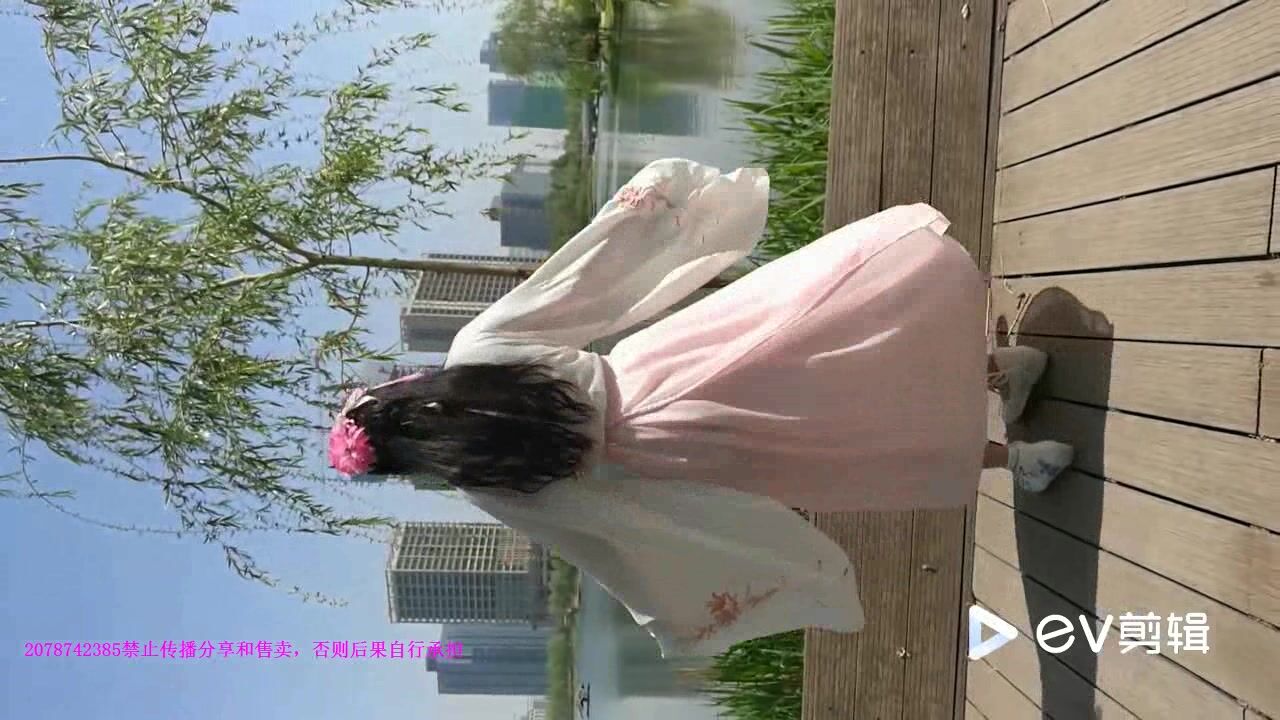 你下面濕了 放屁我穿衛生巾呢」對白刺激呻吟聲銷魂喜歡穿復古漢服的98年美女外拍完酒店被爆肏淫水是真多