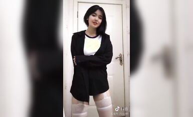 皮皮蝦網紅純欲女神【在下小羊】人前傲女，人後母狗，被金主包養定製私拍各種裸舞紫薇視頻207V (1)