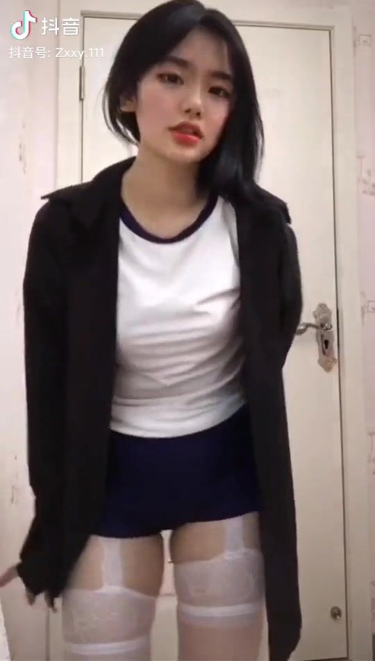 皮皮蝦網紅純欲女神【在下小羊】人前傲女，人後母狗，被金主包養定製私拍各種裸舞紫薇視頻207V (1)