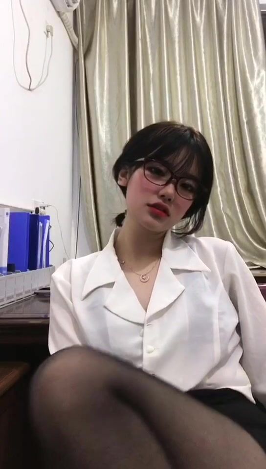 皮皮蝦網紅純欲女神【在下小羊】人前傲女，人後母狗，被金主包養定製私拍各種裸舞紫薇視頻207V (100)