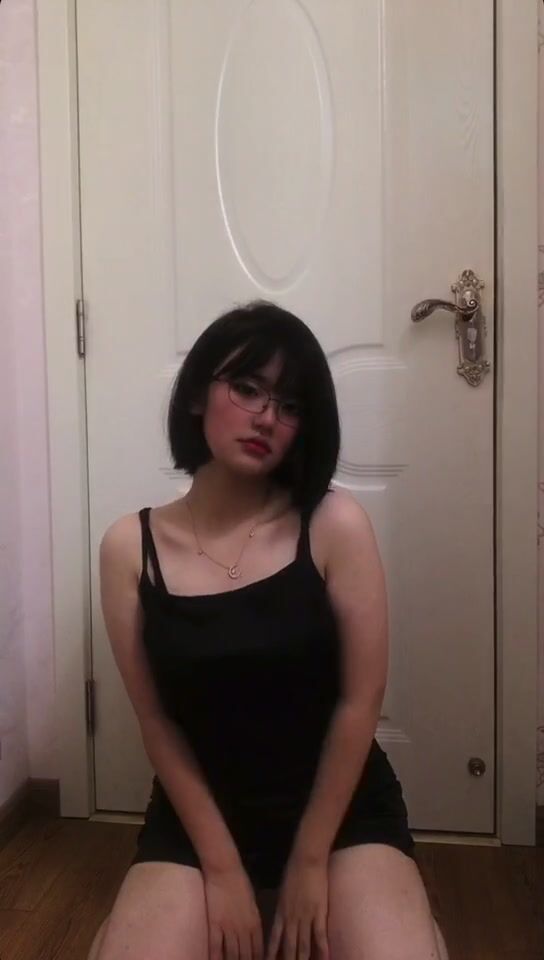 皮皮蝦網紅純欲女神【在下小羊】人前傲女，人後母狗，被金主包養定製私拍各種裸舞紫薇視頻207V (111)