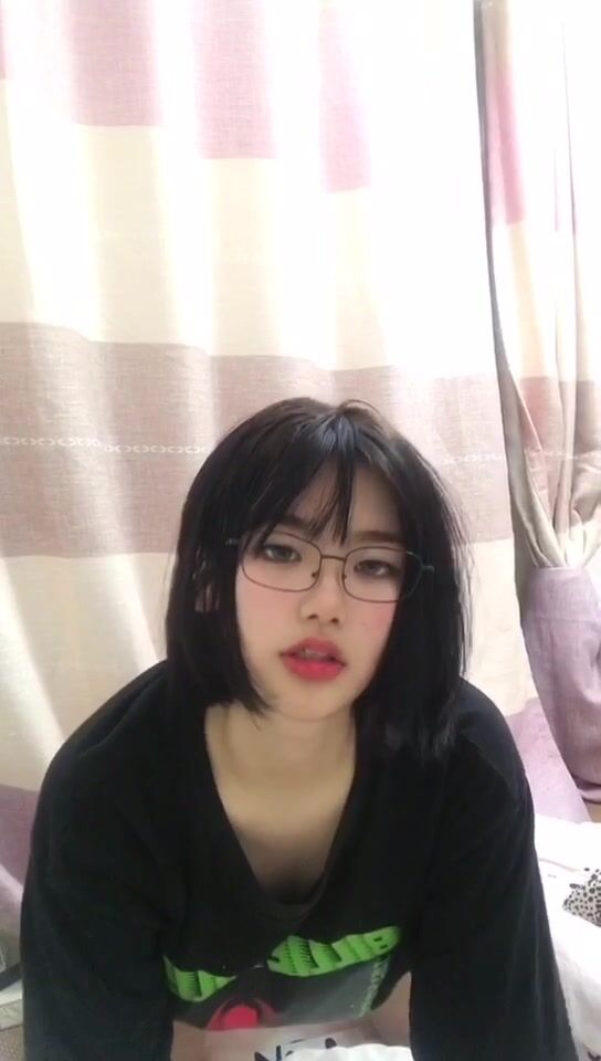 皮皮蝦網紅純欲女神【在下小羊】人前傲女，人後母狗，被金主包養定製私拍各種裸舞紫薇視頻207V (113)