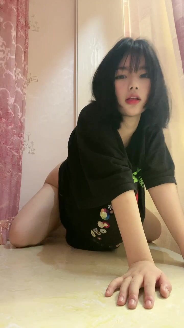 皮皮蝦網紅純欲女神【在下小羊】人前傲女，人後母狗，被金主包養定製私拍各種裸舞紫薇視頻207V (135)