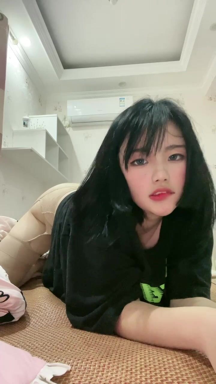 皮皮蝦網紅純欲女神【在下小羊】人前傲女，人後母狗，被金主包養定製私拍各種裸舞紫薇視頻207V (161)