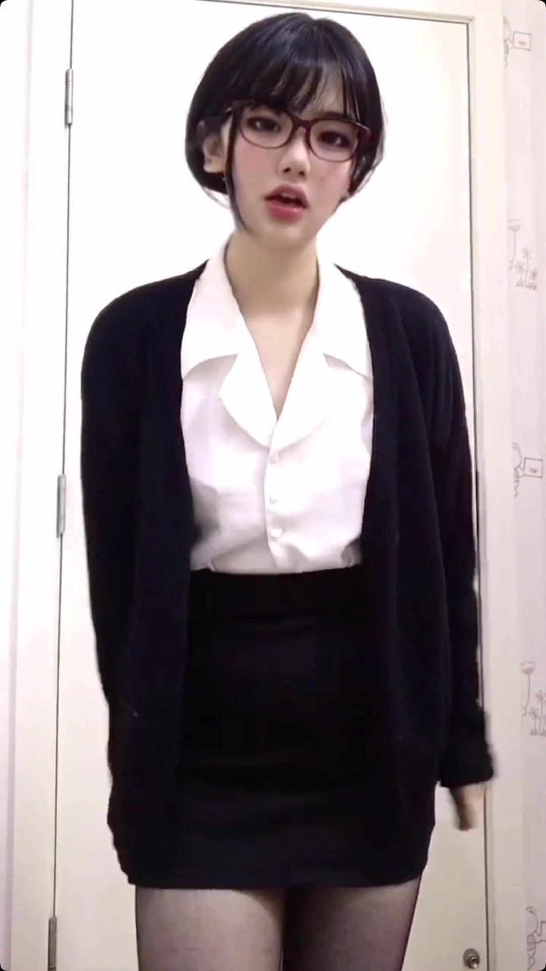 皮皮蝦網紅純欲女神【在下小羊】人前傲女，人後母狗，被金主包養定製私拍各種裸舞紫薇視頻207V (170)