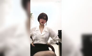 皮皮蝦網紅純欲女神【在下小羊】人前傲女，人後母狗，被金主包養定製私拍各種裸舞紫薇視頻207V (186)