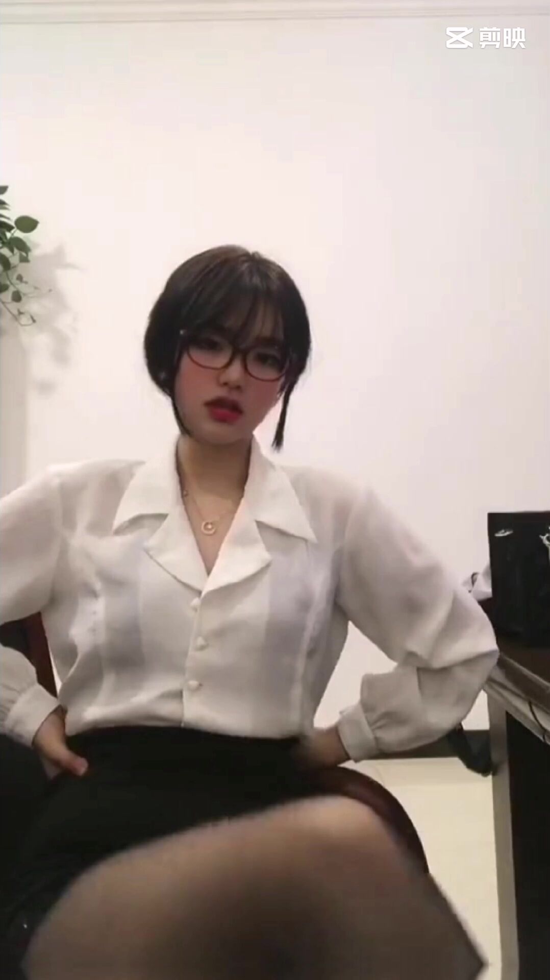 皮皮蝦網紅純欲女神【在下小羊】人前傲女，人後母狗，被金主包養定製私拍各種裸舞紫薇視頻207V (186)