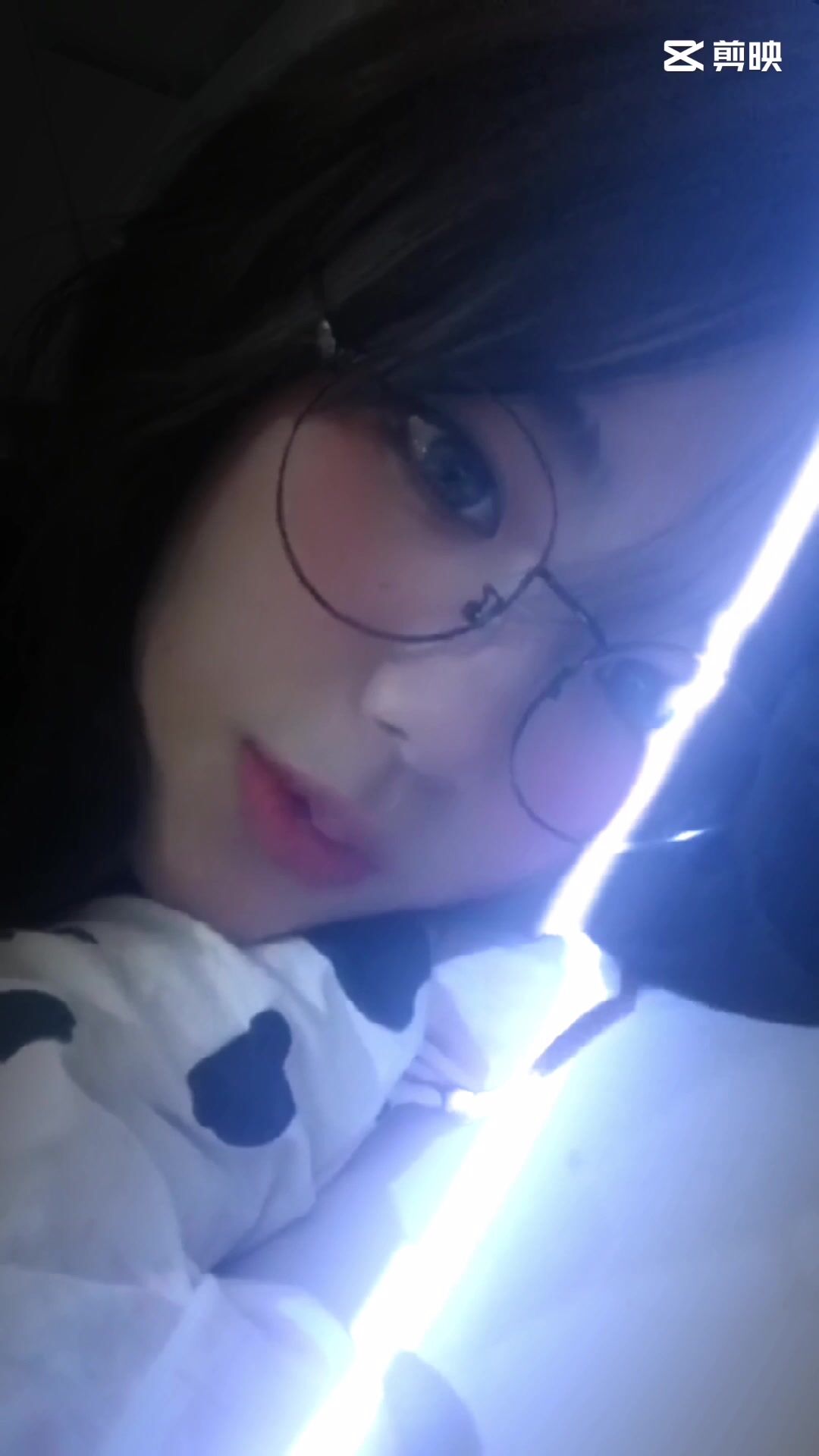 皮皮蝦網紅純欲女神【在下小羊】人前傲女，人後母狗，被金主包養定製私拍各種裸舞紫薇視頻207V (188)