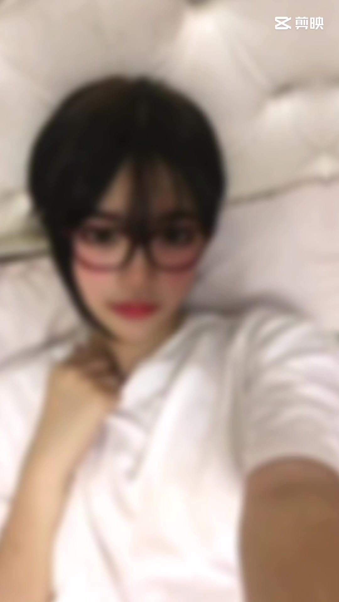 皮皮蝦網紅純欲女神【在下小羊】人前傲女，人後母狗，被金主包養定製私拍各種裸舞紫薇視頻207V (190)