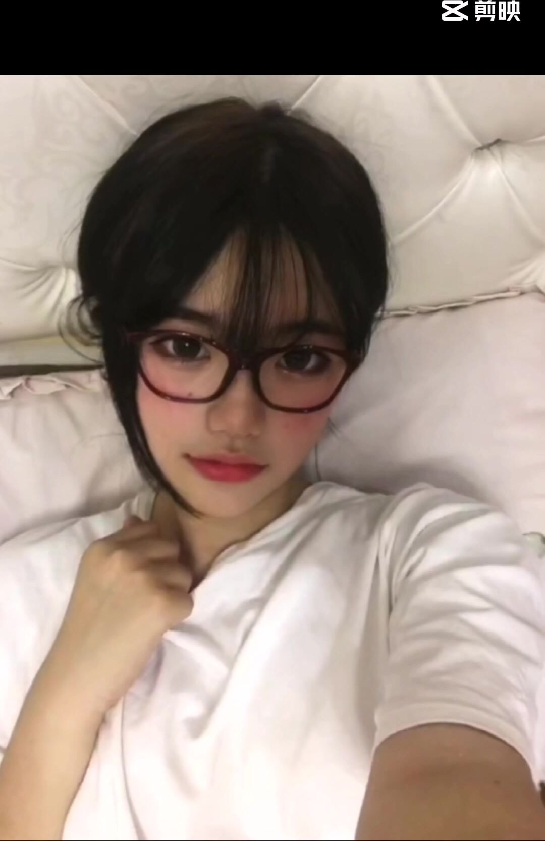 皮皮蝦網紅純欲女神【在下小羊】人前傲女，人後母狗，被金主包養定製私拍各種裸舞紫薇視頻207V (191)