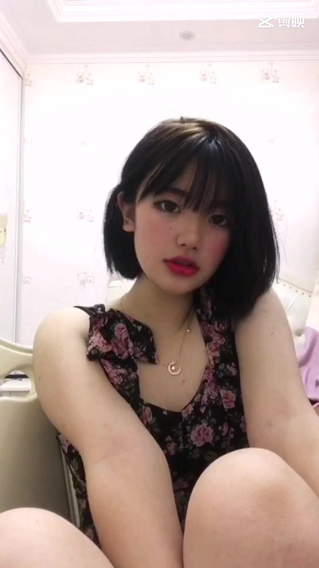 皮皮蝦網紅純欲女神【在下小羊】人前傲女，人後母狗，被金主包養定製私拍各種裸舞紫薇視頻207V (200)