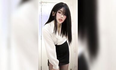 皮皮蝦網紅純欲女神【在下小羊】人前傲女，人後母狗，被金主包養定製私拍各種裸舞紫薇視頻207V (203)