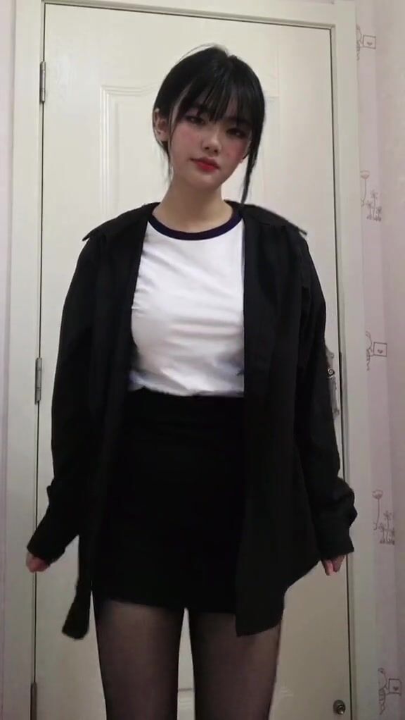 皮皮蝦網紅純欲女神【在下小羊】人前傲女，人後母狗，被金主包養定製私拍各種裸舞紫薇視頻207V (23)