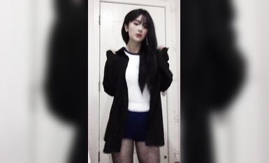 皮皮蝦網紅純欲女神【在下小羊】人前傲女，人後母狗，被金主包養定製私拍各種裸舞紫薇視頻207V (24)