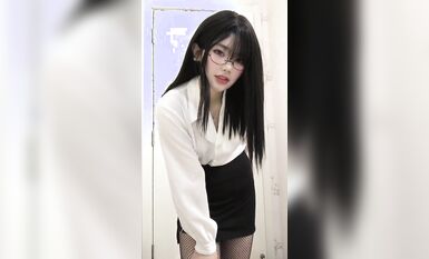 皮皮蝦網紅純欲女神【在下小羊】人前傲女，人後母狗，被金主包養定製私拍各種裸舞紫薇視頻207V (43)