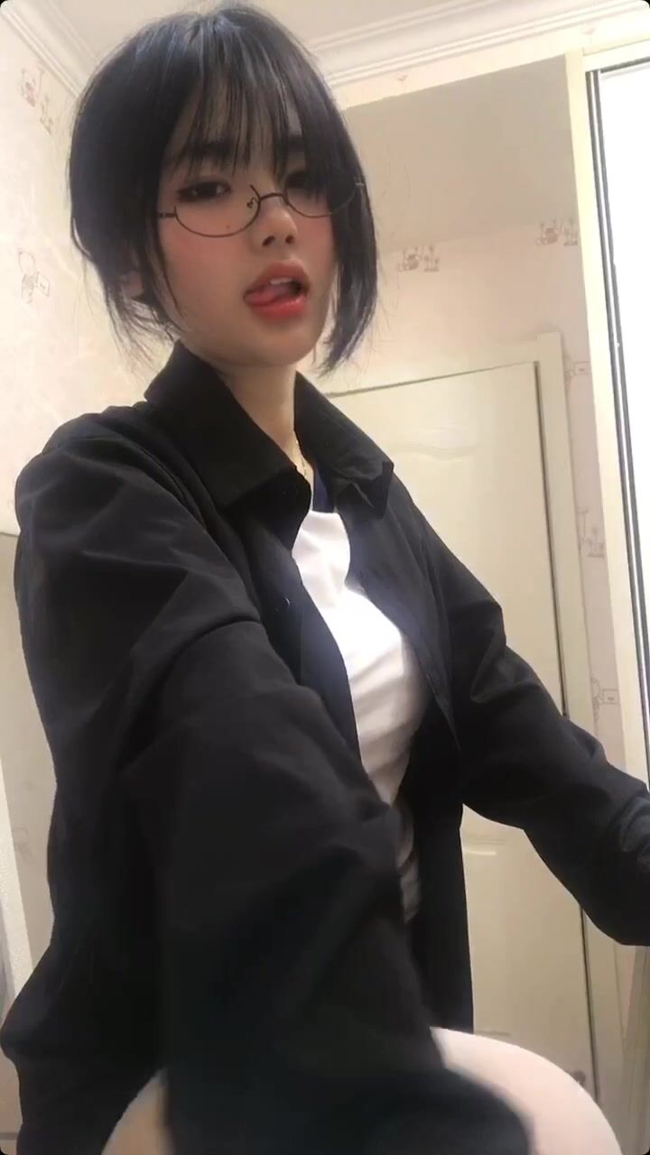 皮皮蝦網紅純欲女神【在下小羊】人前傲女，人後母狗，被金主包養定製私拍各種裸舞紫薇視頻207V (51)