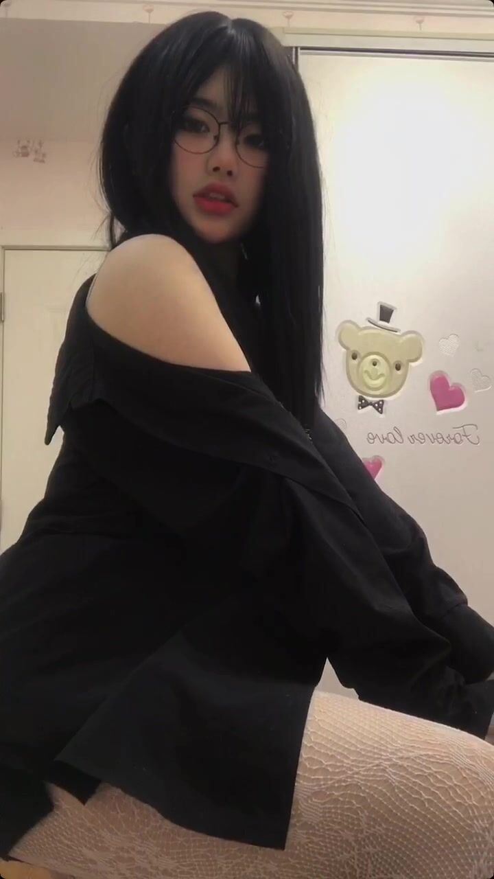 皮皮蝦網紅純欲女神【在下小羊】人前傲女，人後母狗，被金主包養定製私拍各種裸舞紫薇視頻207V (61)