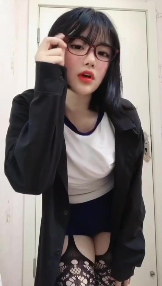 皮皮蝦網紅純欲女神【在下小羊】人前傲女，人後母狗，被金主包養定製私拍各種裸舞紫薇視頻207V (73)