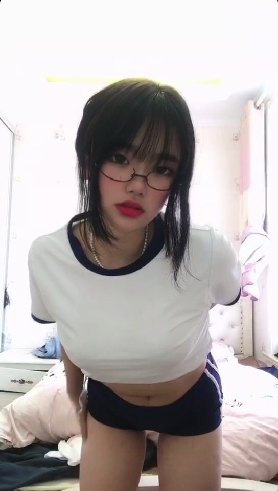 皮皮蝦網紅純欲女神【在下小羊】人前傲女，人後母狗，被金主包養定製私拍各種裸舞紫薇視頻207V (85)