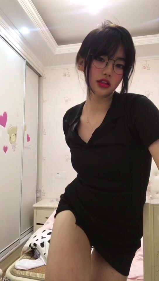 皮皮蝦網紅純欲女神【在下小羊】人前傲女，人後母狗，被金主包養定製私拍各種裸舞紫薇視頻207V (98)