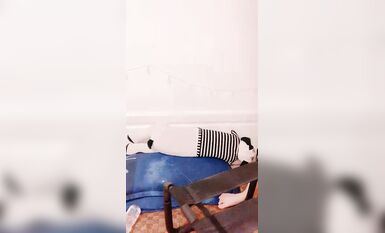 麻花辮紅發網紅美女 ！微毛一線天美穴！新買的情趣椅子試用，騎臉舔騷逼，大屌深插爆操