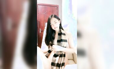 學生制服甜美嫩妹！撩起衣服裙子自摸！張開雙腿特寫粉穴，手指插入猛扣，嬌喘呻吟很享受