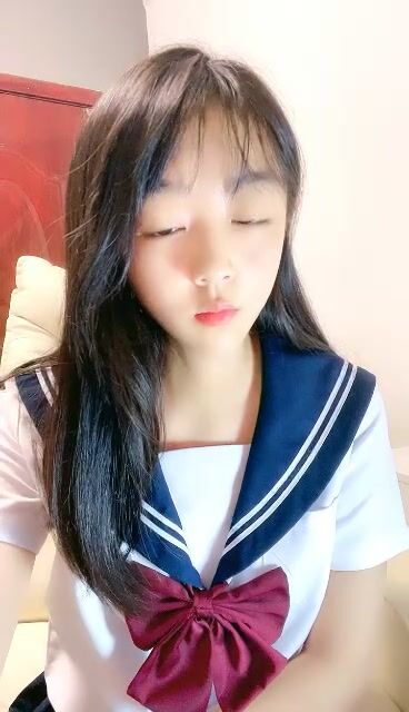 學生制服甜美嫩妹！撩起衣服裙子自摸！張開雙腿特寫粉穴，手指插入猛扣，嬌喘呻吟很享受