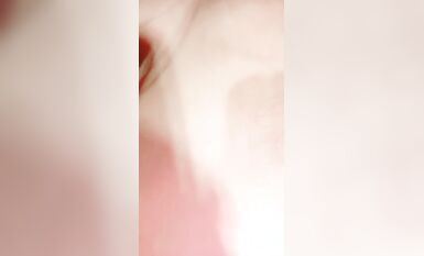 Yeva主播~非常粉嫩的下半身，微露臉舞動妖艷迷人性感的身材激情誘惑~若隱若現得美鮑魚，讓人好想沖上去插插啪啪！