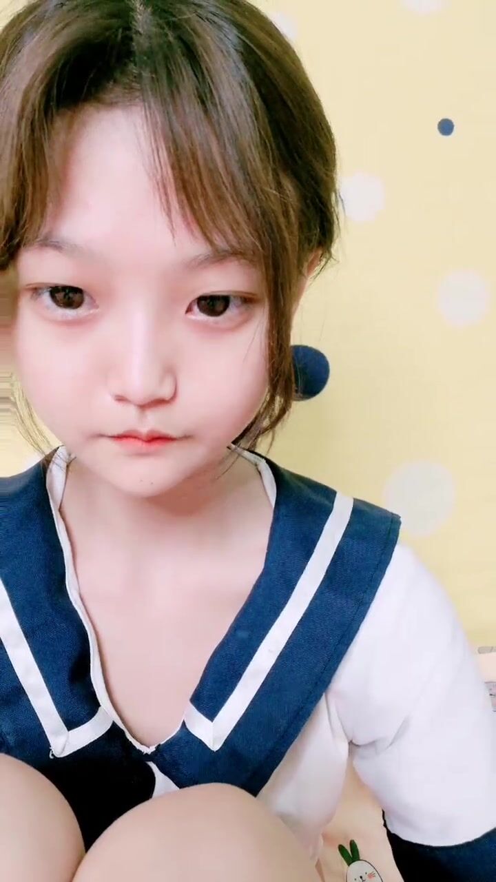 清純系天花板！一臉乖巧18小蘿莉！學生制服白嫩貧乳，微毛粉嫩美穴，手指磨蹭極度誘惑