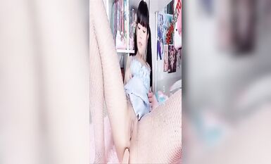 推特二次元小仙女紅人亞裔正妹迷人的貓老師收費私拍年齡不大玩得超級大膽各種道具雙洞齊開 (2)