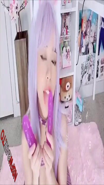 推特二次元小仙女紅人亞裔正妹迷人的貓老師收費私拍年齡不大玩得超級大膽各種道具雙洞齊開 (3)