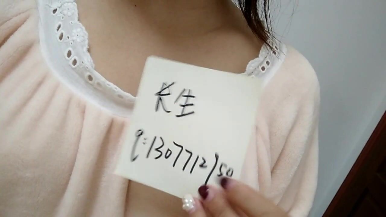 【百度雲泄密】22位露臉舉牌嫩妹 全方位了解妹子的顏值 身材 皮膚 (22)