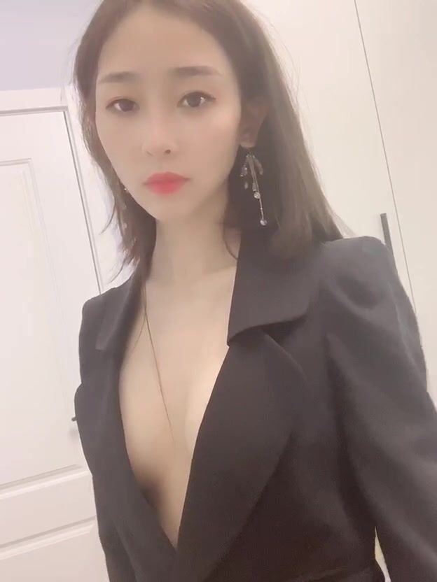 OL女神 下了班就是你的 甜蜜女友，OL制服下的秘密，手指撥動蜜乳 非常誘惑，扣穴吃奶自慰 20V完整版 無水印 (15)