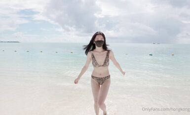 火爆網紅玩偶姐姐『HongKongDoll』海島生活2穿上清涼白絲 乾粉嫩的極致小嫩鮑 (1)