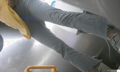 七月私房最新流出廁拍大神潛入 師范大學附近公共廁所全景偷拍青春靚麗的學妹第三期露臉上下同賞2-黃衣花袖子