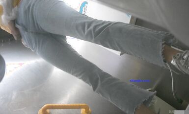 七月私房最新流出廁拍大神潛入 師范大學附近公共廁所全景偷拍青春靚麗的學妹第三期露臉上下同賞2-黃衣花袖子