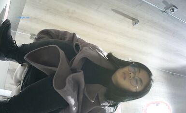 【精選廁拍】奶茶店全景偷拍多位漂亮的妹紙們2  (1)