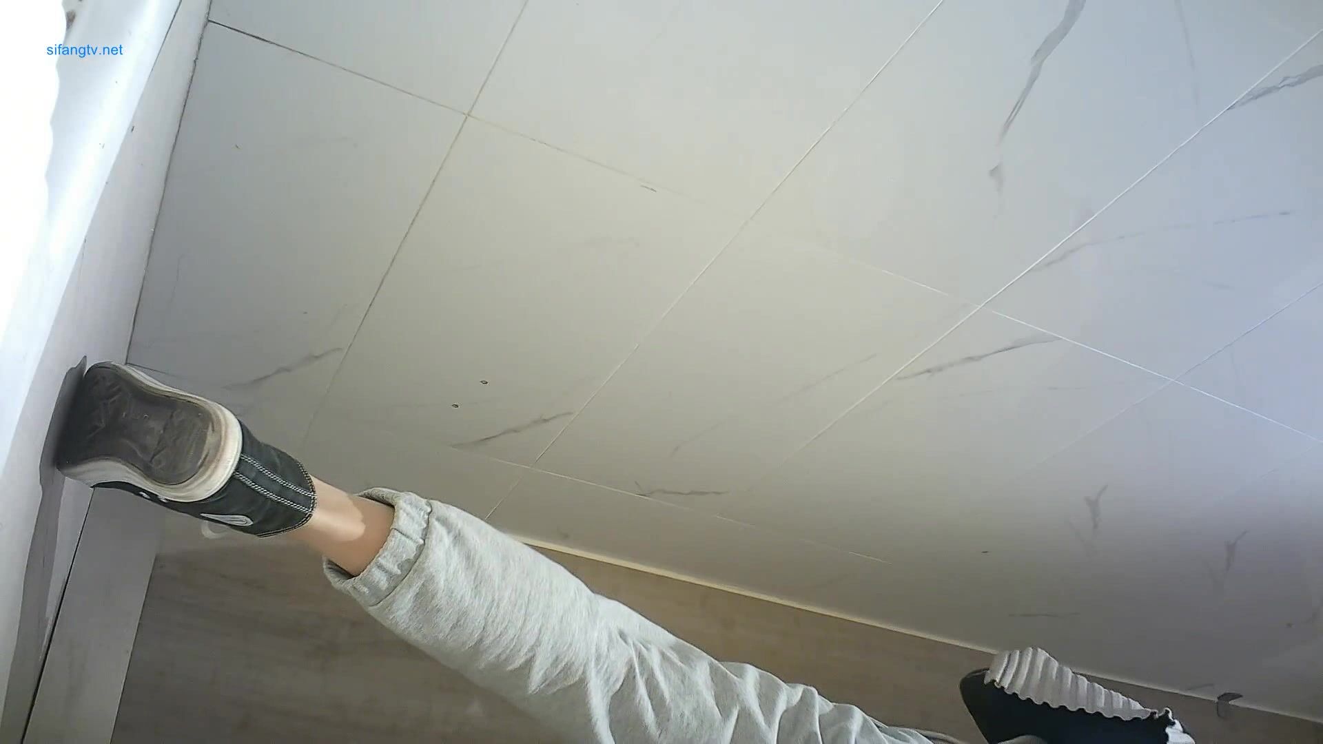 【精選廁拍】奶茶店全景偷拍多位漂亮的妹紙們2  (16)