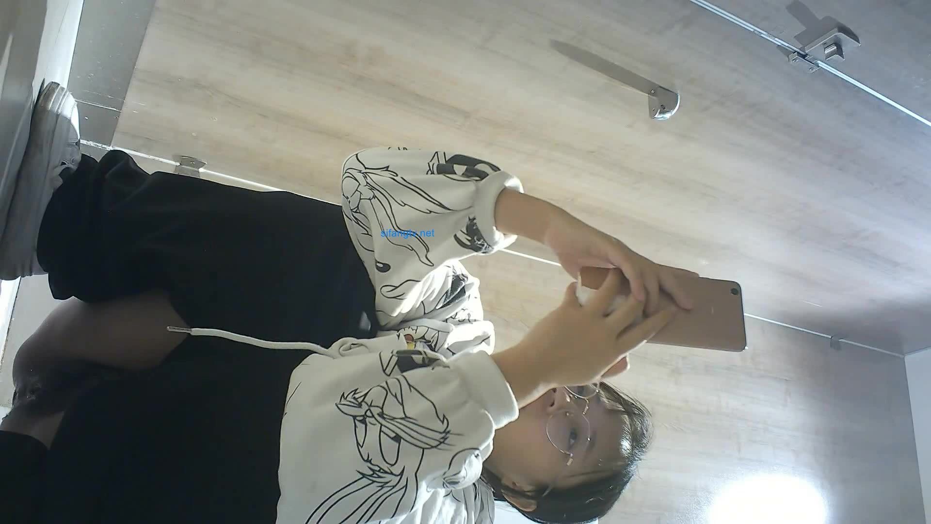 【精選廁拍】奶茶店全景偷拍多位漂亮的妹紙們2  (17)