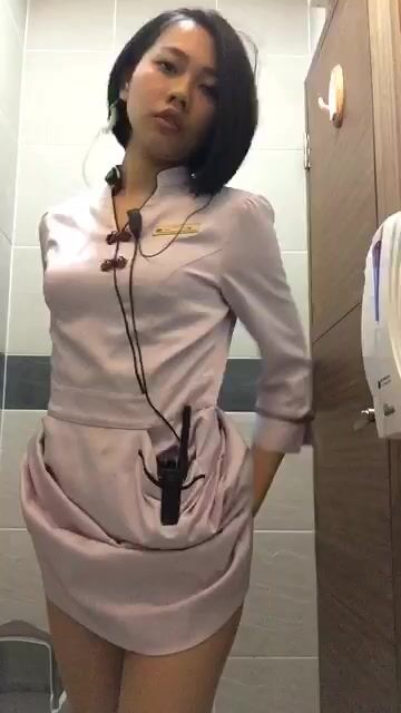 叼著避孕套的露臉小母狗！超騷大堂經理【小瑜】穿著工作服戴著肛塞衛生間拉出來舔一舔絕絕子 (1)