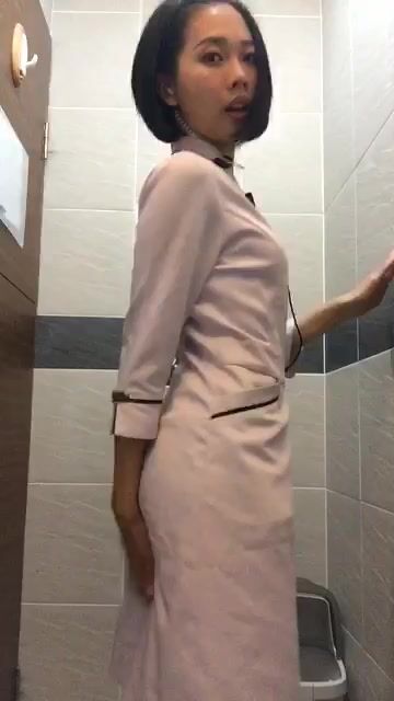 叼著避孕套的露臉小母狗！超騷大堂經理【小瑜】穿著工作服戴著肛塞衛生間拉出來舔一舔絕絕子 (3)