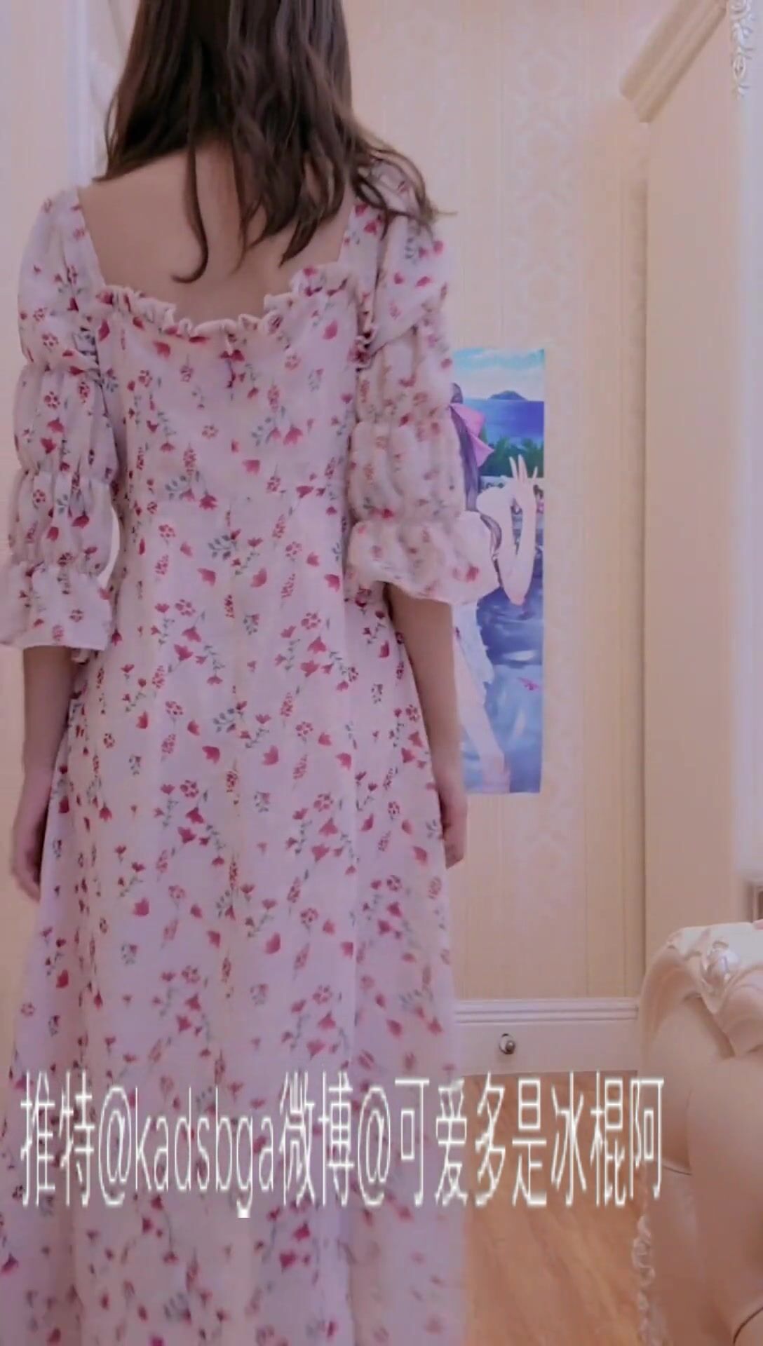 推特上著名抖音風福利姬可愛多是冰棍阿-清純碎花裙極度誘惑十分鍾