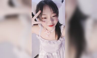 推特上著名抖音風福利姬可愛多是冰棍阿-露臉蘿莉卡哇伊